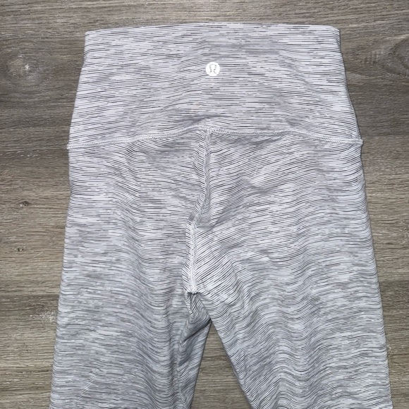 Lululemon Wunder Under Crop (Hi-Rise) (21 1/2") size 4 - Picture 8 of 11